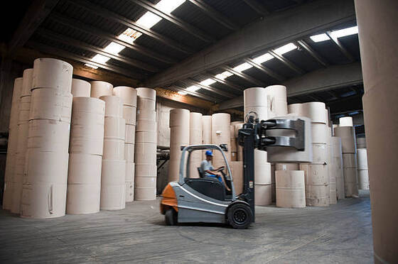 좋은 가격 물에 녹는 카티온 스티렌 아크릴 표면 크기를 조정하는 물질 물 용매 종이 표면 처리 및 향상 된 인쇄에 이상적입니다 온라인으로